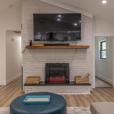 阿什维尔Mid-Century Modern Impeccable Remodel With Hot Tub别墅 外观 照片