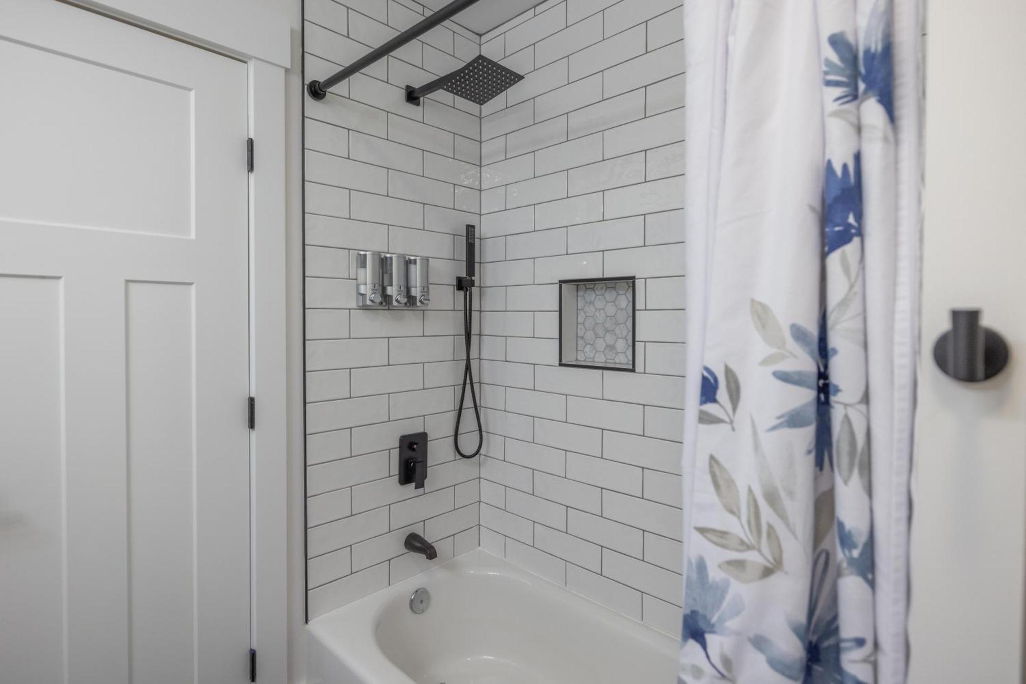阿什维尔Mid-Century Modern Impeccable Remodel With Hot Tub别墅 外观 照片