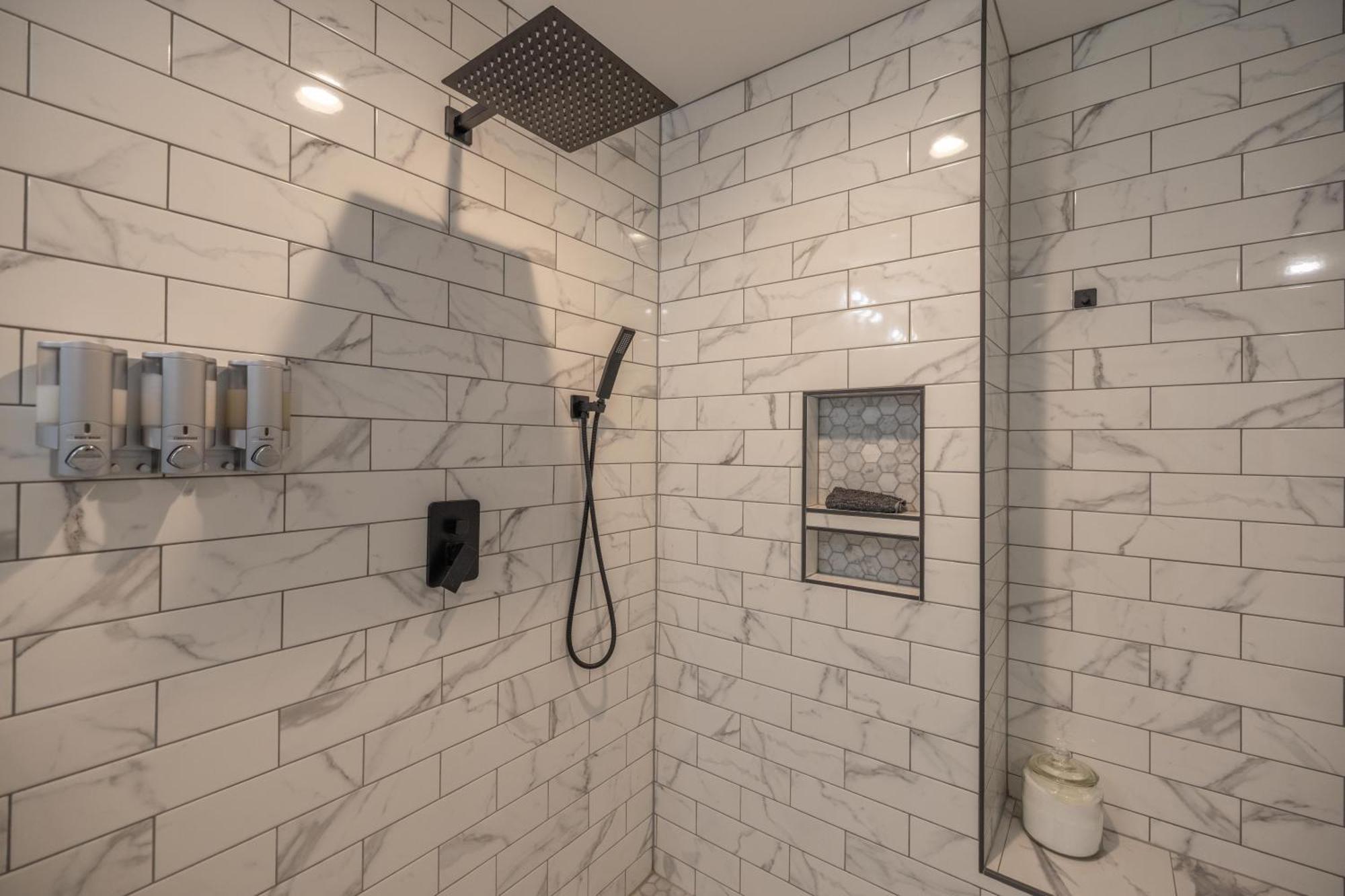 阿什维尔Mid-Century Modern Impeccable Remodel With Hot Tub别墅 外观 照片