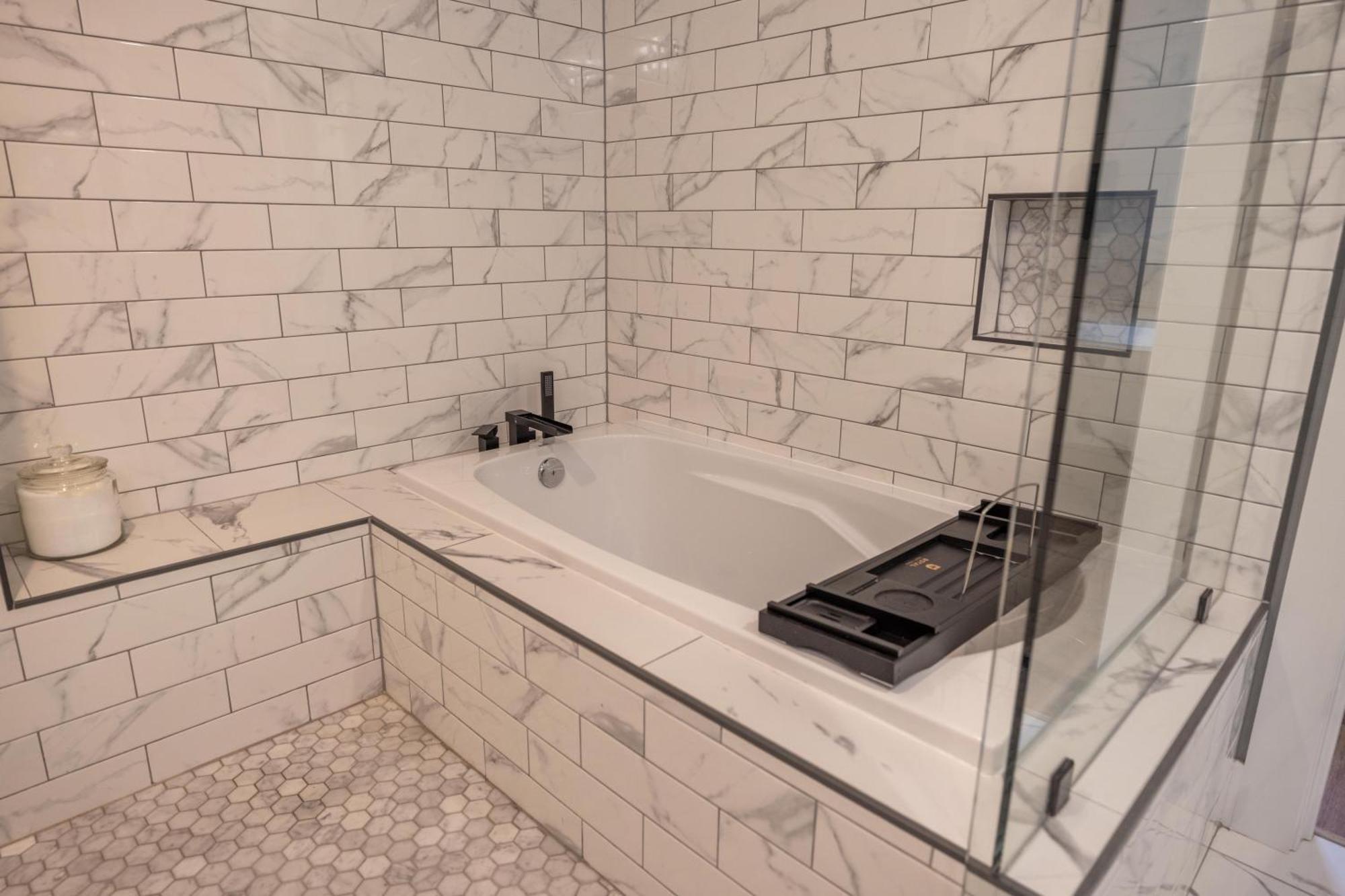 阿什维尔Mid-Century Modern Impeccable Remodel With Hot Tub别墅 外观 照片