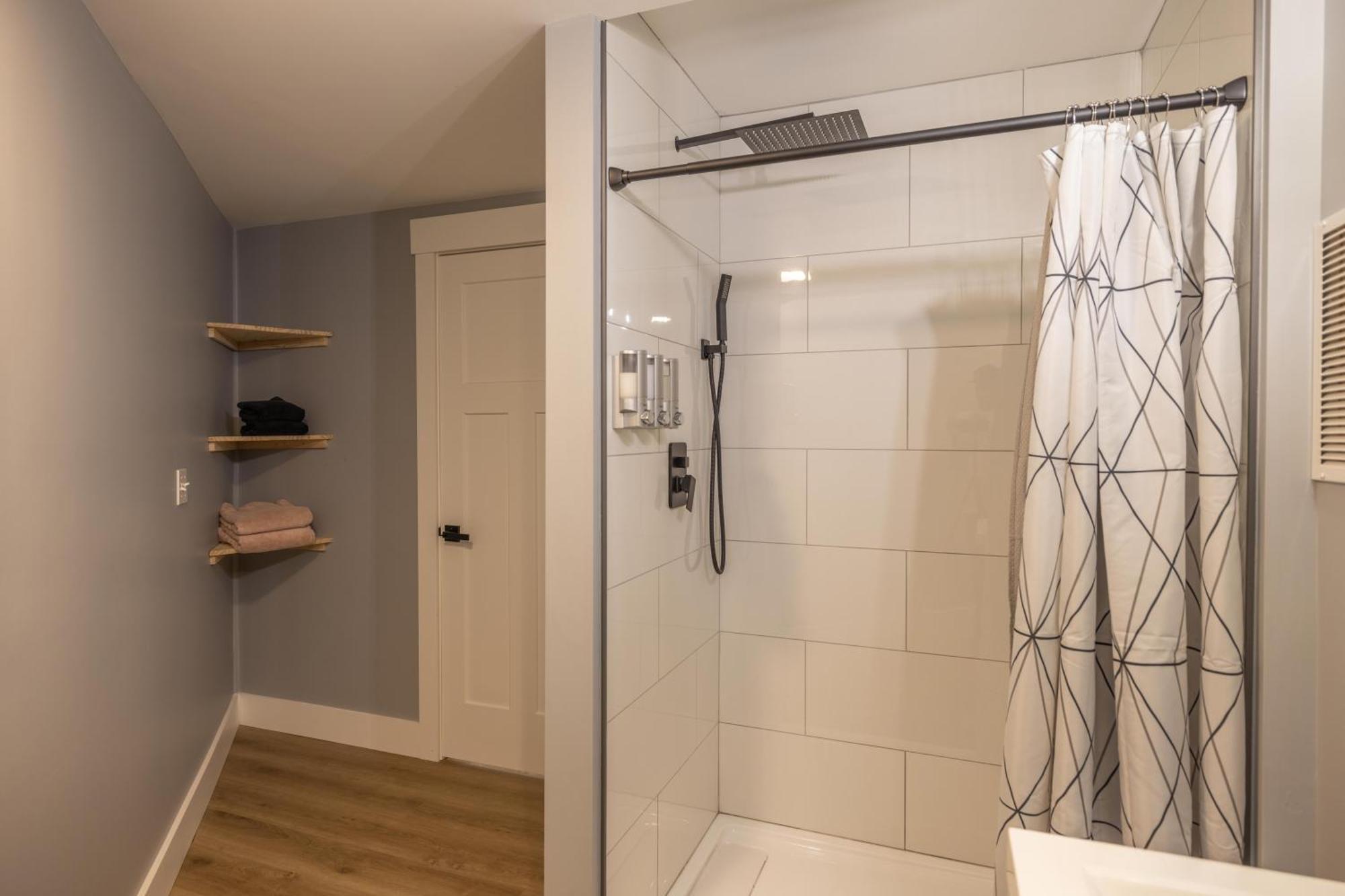 阿什维尔Mid-Century Modern Impeccable Remodel With Hot Tub别墅 外观 照片