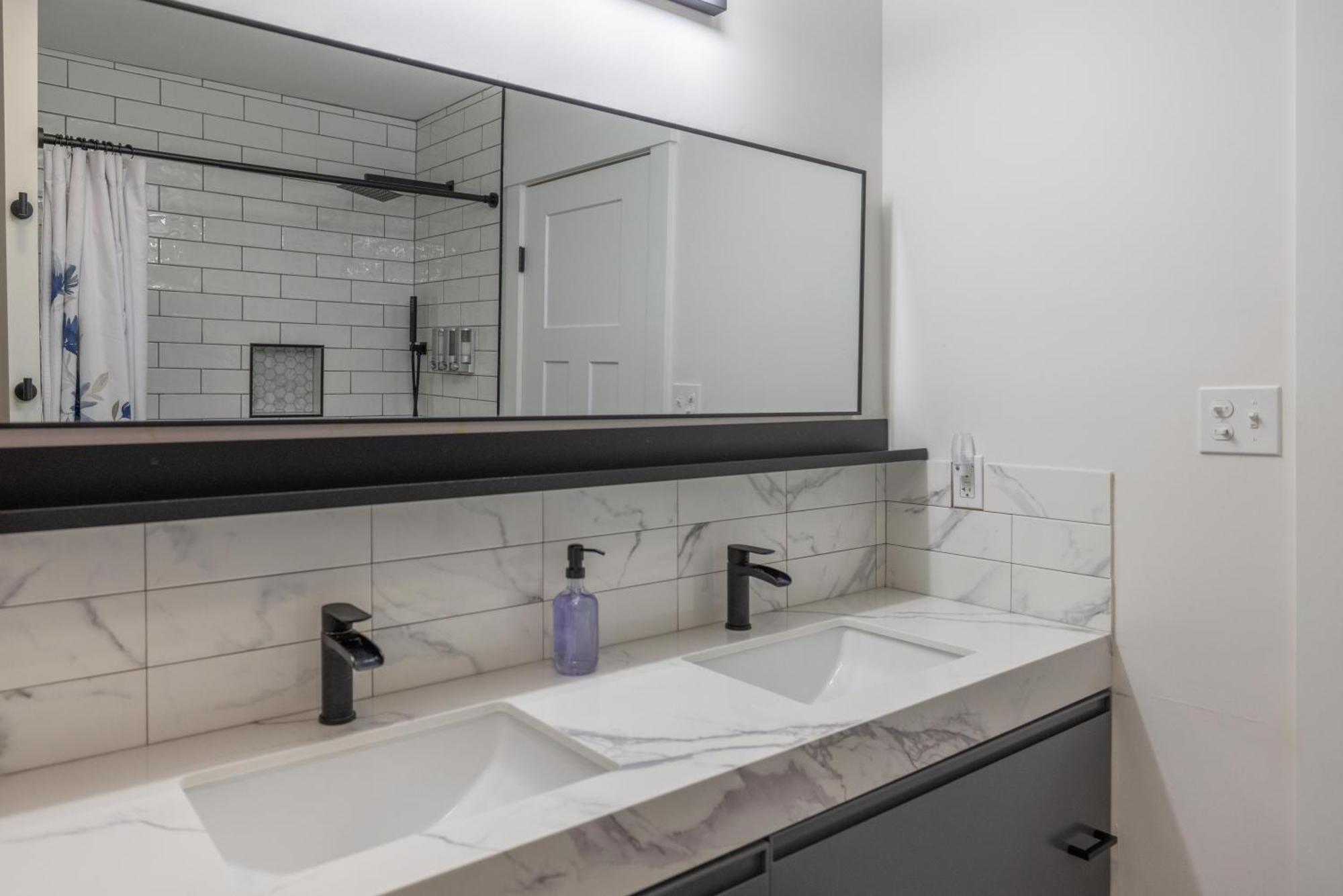 阿什维尔Mid-Century Modern Impeccable Remodel With Hot Tub别墅 外观 照片