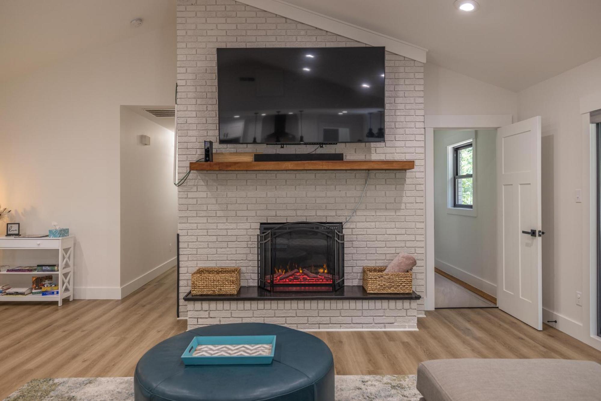 阿什维尔Mid-Century Modern Impeccable Remodel With Hot Tub别墅 外观 照片