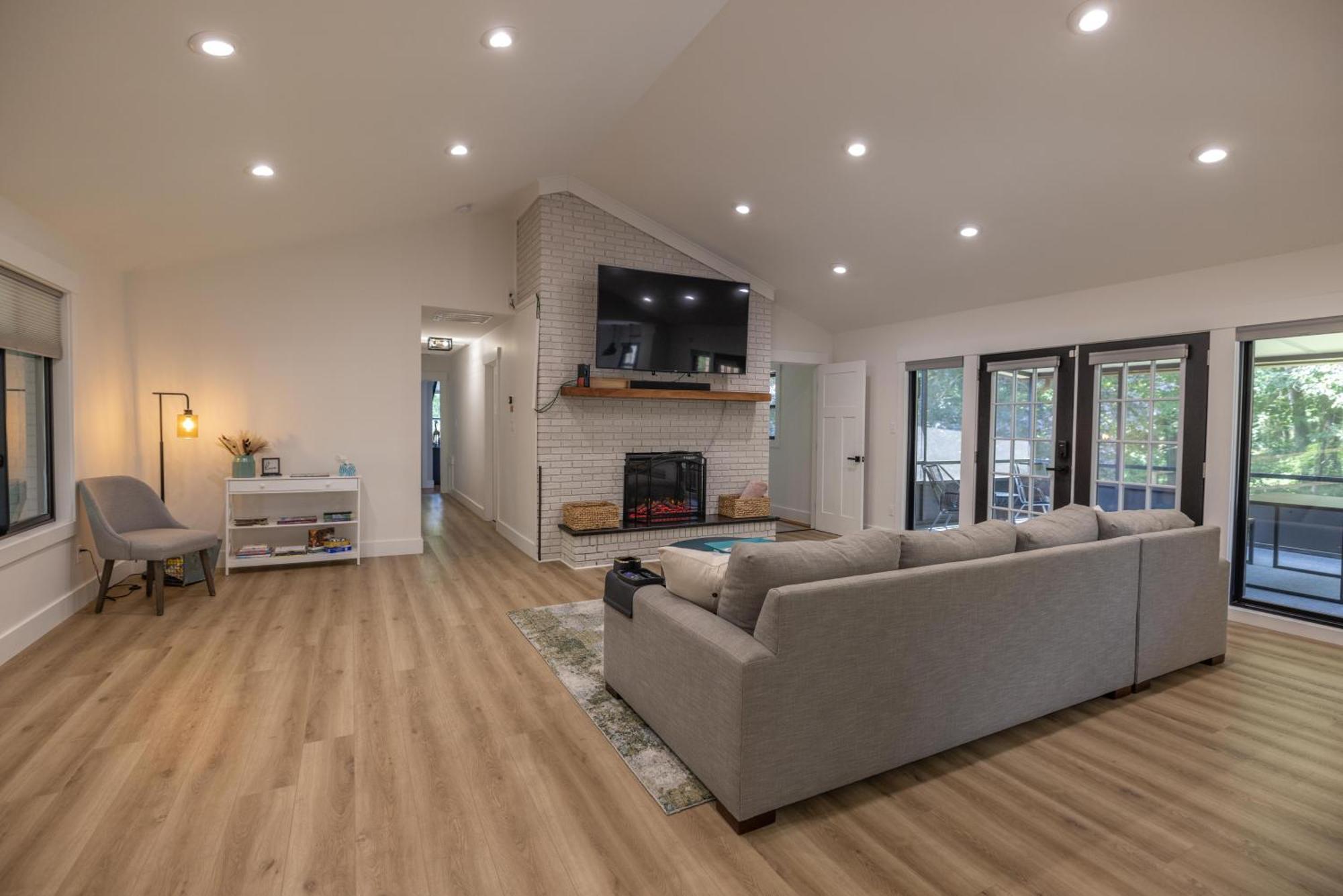 阿什维尔Mid-Century Modern Impeccable Remodel With Hot Tub别墅 外观 照片