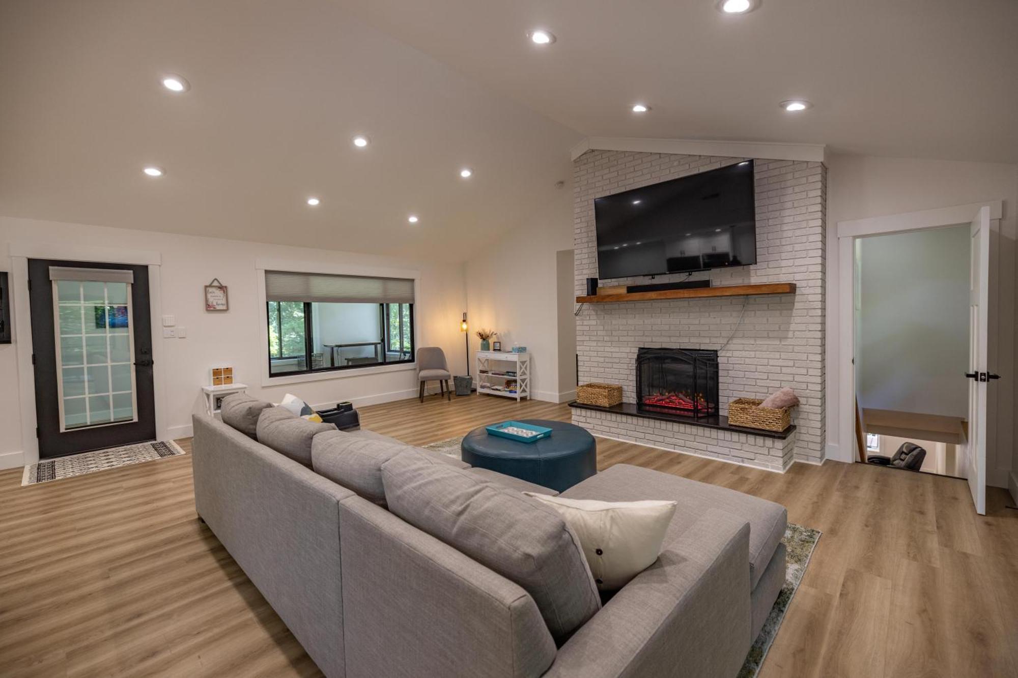 阿什维尔Mid-Century Modern Impeccable Remodel With Hot Tub别墅 外观 照片