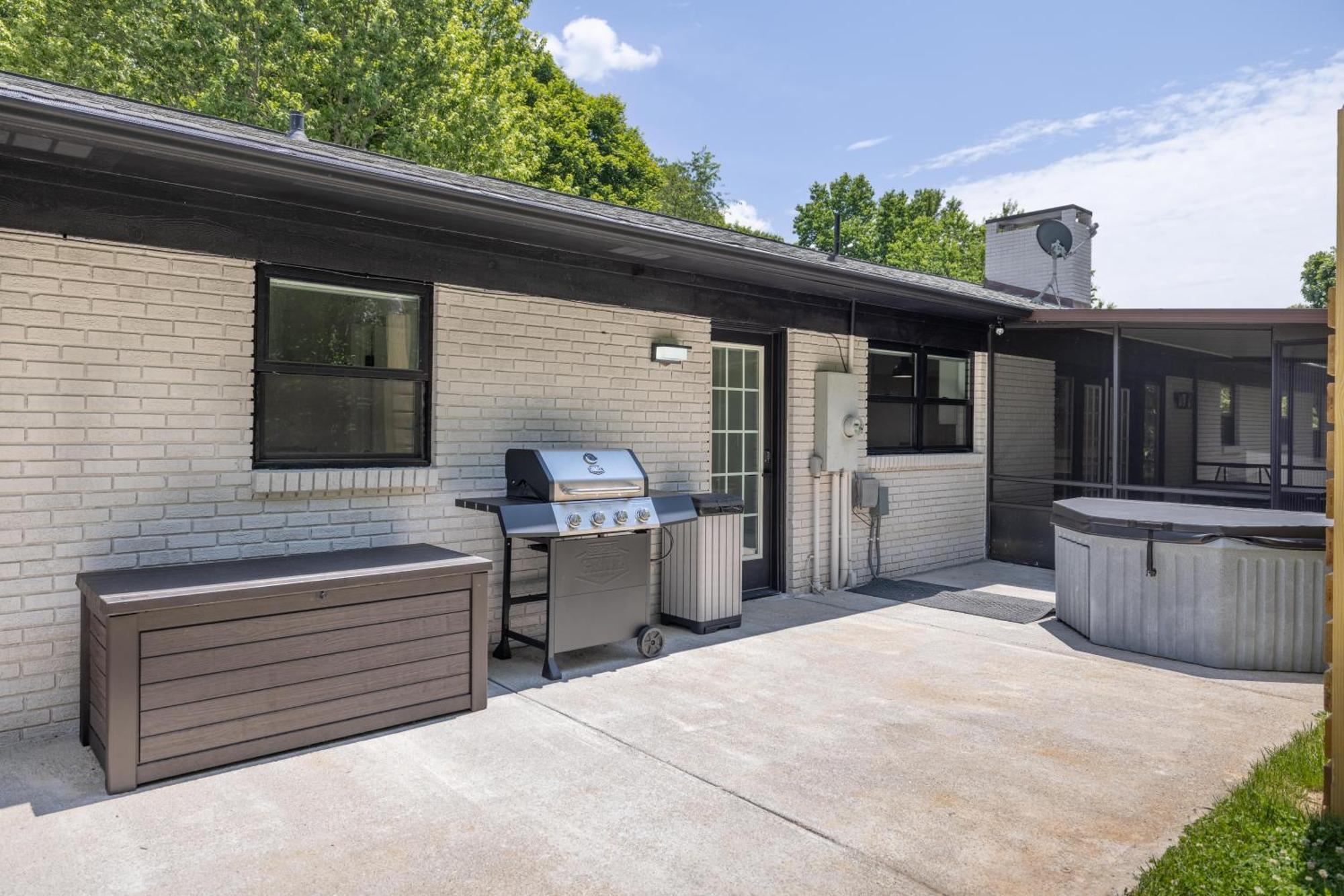 阿什维尔Mid-Century Modern Impeccable Remodel With Hot Tub别墅 外观 照片
